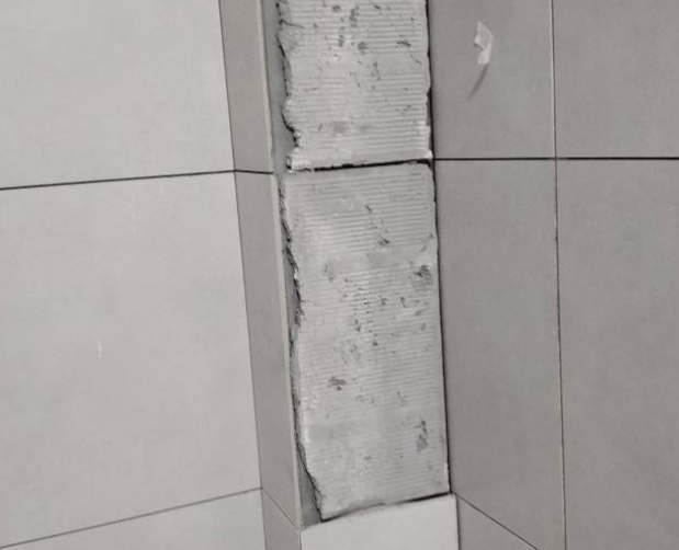献县瓷砖空鼓维修公司分享下瓷砖施工前基层浇水润湿程度不足，可能导致以下问题