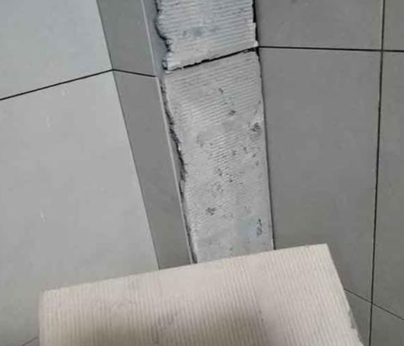 献县瓷砖空鼓维修公司分享下厨房瓷砖脱落的补救措施。